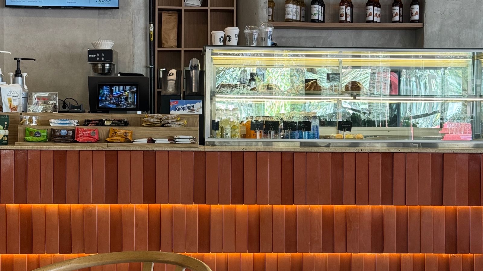 やわらかな自然光が差し込む、木のぬくもりのあるカフェの店内