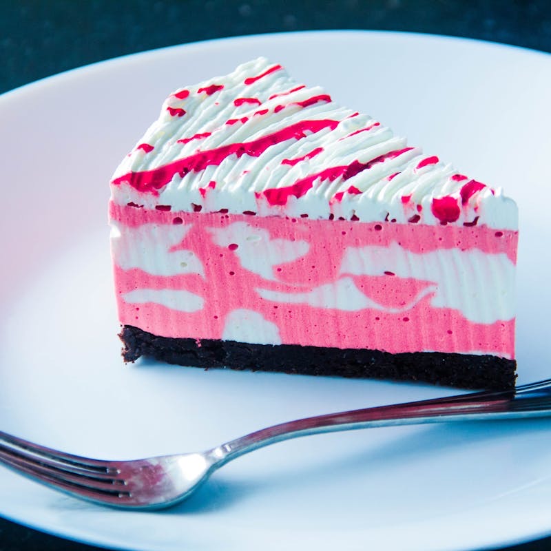 お皿に盛り付けられたケーキ