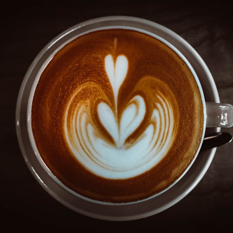 ハート模様のラテアートが描かれたカフェラテ